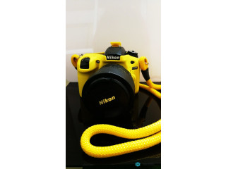 Nikon D7200 com objectiva, disparador, bateria extra original e capa protetora.